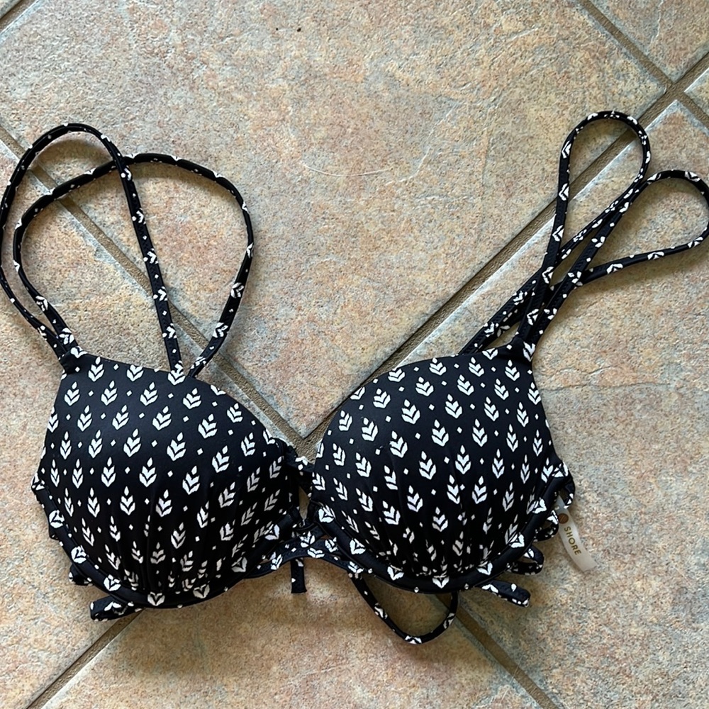 Black and white swimsuit top push-up style